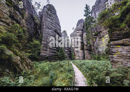 Chemin touristique entre les rochers de grès dans la réserve naturelle nationale Adrspach-Teplice Teplice nad Metuji des rochers près de ville en Bohême, région, République Tchèque Banque D'Images