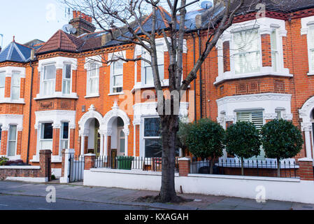 Rangée de maison victorienne restaurée en briques rouges et blanc finition sur une rue locale à Clapham, Londres du sud, UK Banque D'Images
