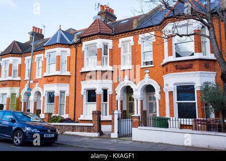 Clapham Londres, UK - Janvier 2018 : Rangée de maison victorienne restaurée en briques rouges et blanc avec finition voiture garée en face sur la rue locale en C Banque D'Images