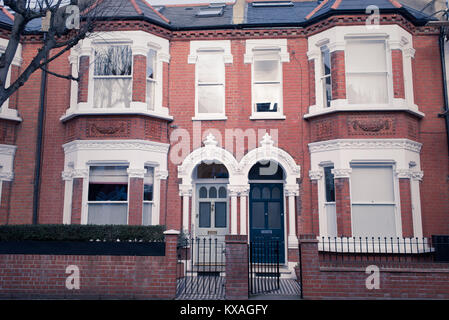 Façade d'une élégante maison victorienne restaurée en briques rouges et de finition blanc à Clapham, Londres du sud, Royaume-Uni. Effet mat Vintage Banque D'Images