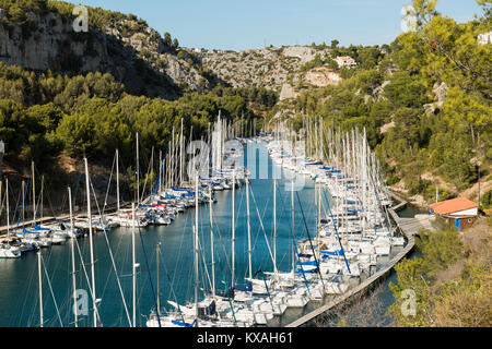 Voiliers dans le port, Calanque de Port Miou, le Parc National des Calanques, Cassis, Bouches-du-Rhone Banque D'Images