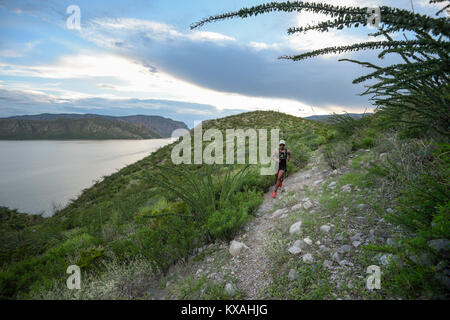 Le sentier de l'homme dans la zone de la Presa Zarco à Durango, Mexique Banque D'Images