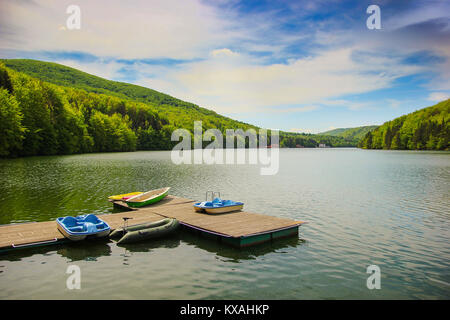 Paysage de montagne avec les quais et les bateaux sur le lac à vélo pédale Gozna entouré par la forêt, Valiug, Caras-Severin, Roumanie Banque D'Images