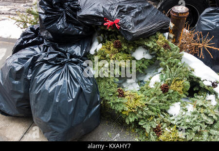 Mettre l'arbre de Noël avec la corbeille sur une rue de New York City Banque D'Images