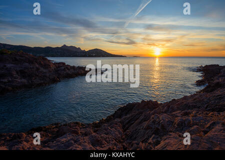 Lever du soleil à la Cap du Dramont, Massif de l' Estérel, Estérel, département du Var, Région Provence-Alpes-Côte d'Azur Banque D'Images