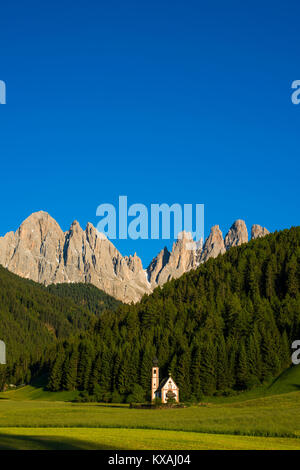 Eglise de Saint Johann in saintes, San Giovanni, St. John's Chapel, groupe Geisler, Villnöstal, Dolomites, Tyrol du Sud, Italie Banque D'Images