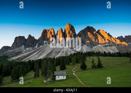 Le lever du soleil, le Glatschalm Geislerspitzen Villnösstal, ci-dessous, SASS RIGAIS, Dolomites, le Tyrol du Sud, Italie Banque D'Images