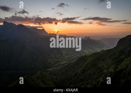 Coucher de soleil sur l'escarpement des montagnes du Simien parc national, de l'Éthiopie Banque D'Images