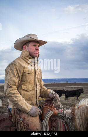 Portrait d'éleveur l'équitation contre les nuages, Oregon, USA Banque D'Images