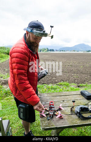 Pilote de drone en utilisant la réalité virtuelle, Chilliwack, British Columbia, Canada Banque D'Images