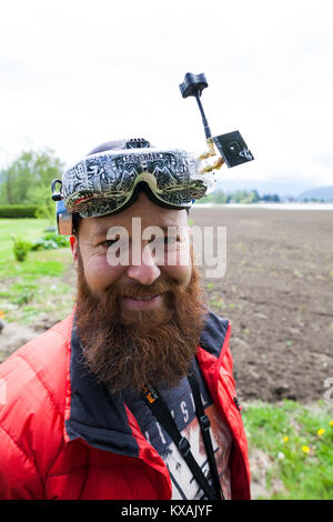 Portrait du pilote de drone en utilisant la réalité virtuelle, Chilliwack, British Columbia, Canada Banque D'Images