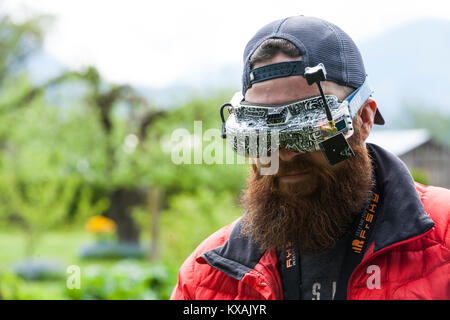 Pilote de course de drones portant des lunettes de réalité virtuelle, Chilliwack, British Columbia, Canada Banque D'Images