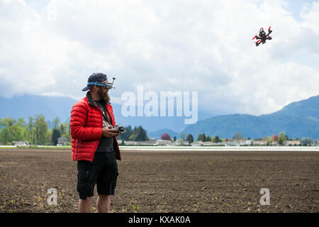 Pilote de drone en utilisant la réalité virtuelle, Chilliwack, British Columbia, Canada Banque D'Images