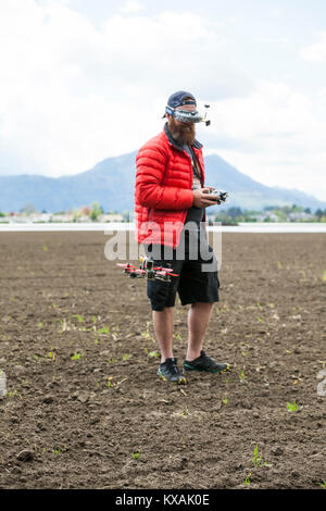 Pilote de drone en utilisant la réalité virtuelle, Chilliwack, British Columbia, Canada Banque D'Images