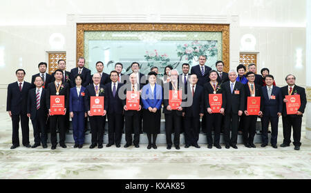 (180108) -- BEIJING, 8 janvier 2018 (Xinhua) -- le vice-Premier ministre chinois Liu Yandong (C, avant) pose pour une photo de groupe avec les lauréats et d'autres participants à la National Science and Technology Award Conférence à Beijing, capitale de Chine, le 8 janvier 2018. Liu Yandong a rencontré les sept scientifiques des États-Unis, de la Grande-Bretagne, de l'Ouzbékistan et la Suède qui ont gagné la coopération internationale en science et technologie a remis les médailles et récompenses à eux. (Xinhua/Xie Huanchi) (xzy) Banque D'Images