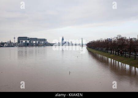 Cologne, Allemagne. 8 janvier, 2018. L'inondation du Rhin, vue du sud vers le port de Rheinau et la cathédrale. Köln, Deutschland, 8. 08 janvier 2018, Hochwasser des Rheins, Blick vom suédois zum Rheinauhafen und zum Dom. Credit : Joern Sackermann/Alamy Live News Banque D'Images