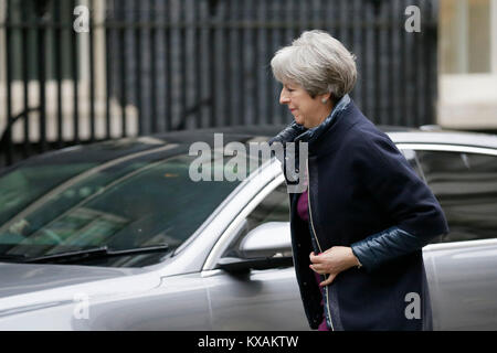 Londres, Royaume-Uni. 8 janvier, 2018. Le Premier ministre britannique Theresa peut arrive au 10 Downing street avant qu'elle annonce de nouvelles nominations ministérielles à son banc en face d'un remaniement ministériel en raison de commencer aujourd'hui, à Londres, Angleterre le 8 janvier 2018. Crédit : Tim Irlande/Xinhua/Alamy Live News Banque D'Images