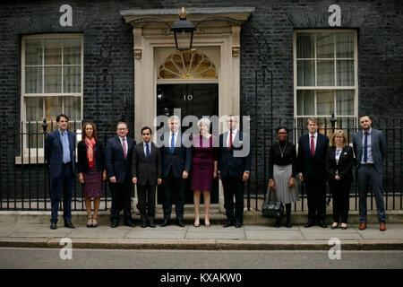 Londres, Royaume-Uni. 8 janvier, 2018. Le Premier ministre britannique Theresa May (C) pose pour une photo à l'extérieur de 10 Downing street avec le président du Parti Conservateur Brandon Lewis (5e L) et vice-président du parti conservateur James abilement (5e R), avec le vice-président conservateur membres comme elle l'annonce de nouvelles nominations ministérielles à son banc en face d'un remaniement ministériel début aujourd'hui, à Londres, Angleterre le 8 janvier 2018. Crédit : Tim Irlande/Xinhua/Alamy Live News Banque D'Images