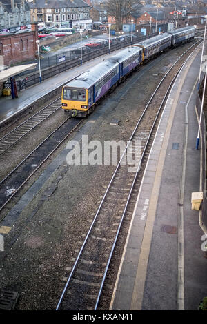 La gare de Harrogate, Royaume-Uni. 8 janvier, 2018. Train stationné jusqu'à la date à laquelle le premier des grèves au cours de la dépose d'orchestre de l'trains qui normalement fermer les portes. Les conducteurs de trains ont été avancées pour tenir ce rôle. Credit : Pris Light Photography Limited/Alamy Live News Banque D'Images