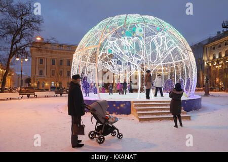 Saint-pétersbourg, Russie. 8 janvier, 2018. Les gens prennent des photos dans la sphère de lumière sur Manege square. C'est le dernier jour des jours fériés dans le pays qui a commencé le 30 décembre Crédit : StockphotoVideo/Alamy Live News Banque D'Images