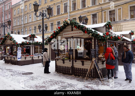 Saint-pétersbourg, Russie. 8 janvier, 2018. Les gens qui achètent des aliments dans le marché de Noël on Malaya Sadovaya street. C'est le dernier jour des jours fériés dans le pays qui a commencé le 30 décembre Crédit : StockphotoVideo/Alamy Live News Banque D'Images