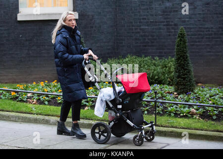 Londres, Royaume-Uni. 8 janvier, 2018. Lottie Dominiczak (née Dexter), actuellement en congé de maternité d'un poste de conseiller spécial à l'ancien premier secrétaire d'État Damian Green, feuilles 10 Downing Street sur le matin d'un remaniement ministériel par le Premier ministre Theresa May. Credit : Mark Kerrison/Alamy Live News Banque D'Images