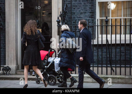 Londres, Royaume-Uni. 8 janvier, 2018. Flora Rose (l) et Lottie Dominiczak (née Dexter) (c), conseillers spéciaux de l'ancien premier secrétaire d'État Damian Green, entrez 10 Downing Street sur le matin d'un remaniement ministériel par le Premier ministre Theresa May. Credit : Mark Kerrison/Alamy Live News Banque D'Images