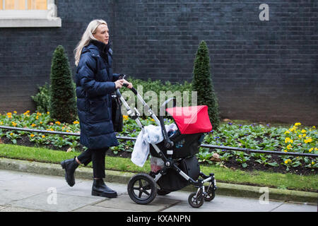 Londres, Royaume-Uni. 8 janvier, 2018. Lottie Dominiczak (née Dexter), actuellement en congé de maternité d'un poste de conseiller spécial à l'ancien premier secrétaire d'État Damian Green, feuilles 10 Downing Street sur le matin d'un remaniement ministériel par le Premier ministre Theresa May. Credit : Mark Kerrison/Alamy Live News Banque D'Images