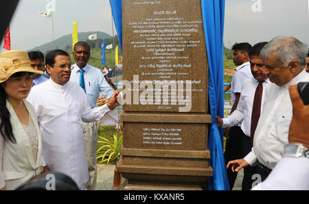 Le Sri Lanka. 05Th Jan, 2018. Le Sri Lanka. 05Th Jan, 2018. La Présidente du Sri Lanka et le premier ministre a déclaré ouverte la dernière mais Moragahakanda, plus grand réservoir de la Mahaweli polyvalent de projet. Le 42e anniversaire de la mise en service du premier projet de Mahaweli au Polgolla dans la province centrale par le PM, Sirimavo Bandaranaike, le 8 janvier 1976. Credit : Vimukthi Embuldeniya/Alamy Live News Crédit : Vimukthi Embuldeniya/Alamy Live News Banque D'Images