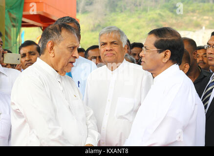 Le Sri Lanka. 05Th Jan, 2018. Le Sri Lanka. 05Th Jan, 2018. Sri Lanka président Maithripala Sirisena (R) Premier Ministre Ranil Wickremesinghe (M) et le président du Parlement sri-lankais Karu Jayasuriya(L)arrivent pour la cérémonie d'ouverture de l'Moragahakanda Kalu Ganga Projet de développement multi-usage. Credit : Vimukthi Embuldeniya/Alamy Live News Crédit : Vimukthi Embuldeniya/Alamy Live News Banque D'Images