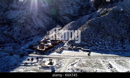 Yinchuan. 8 janvier, 2018. Photo prise le 8 janvier 2018 montre décor du Suyukou scenic spot après la neige sur la montagne Helan, Yinchuan, capitale de la Chine du nord-ouest de la région autonome du Ningxia Hui. Credit : Wang Peng/Xinhua/Alamy Live News Banque D'Images