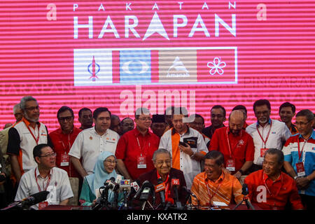 SHAH ALAM, en Malaisie - janvier 07 : l'ancien Premier Ministre malaisien Mahathir Mohamed (C) parle à la journaliste au cours de conférence de presse sur la Convention de l'Opposition le Pacte de l'Espoir (Pakatan Harapan) à Shah Alam en dehors de Kuala Lumpur le 7 janvier 2018. Harapan Pakatan a annoncé aujourd'hui, son président Mahathir Mohamad comme son candidat au poste de premier ministre avec la Malaisie parti de l'opposition leader politique Anwar Ibrahim épouse Wan Wan Azizah Ismail de vice-premier ministre pour les prochaines élections générales de cette année. Le Pacte de l'espoir est un coliations des quatre partis d'opposition politique qui a été fondée Banque D'Images