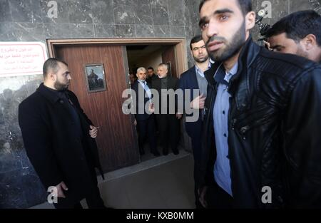 9 janvier 2018 - La ville de Gaza, bande de Gaza, territoire palestinien - chef du Hamas Ismail Haniya et leader du Hamas dans la bande de Gaza Yahya al-Sinwar quitter l'hôpital de Shifa après qu'ils ont visité un haut responsable du Hamas figure, Imad al-Alami qui a reçu une balle dans la tête et l'hôpital dans un état critique dans la ville de Gaza le 9 janvier 2018. Les fonctionnaires ont dit était un accident. Porte-parole du Hamas Fawzy Barhoum a dit dans une déclaration d'Imad al-Alami, ancien membre de l'organe politique du Hamas, a été abattu alors que ''l'inspection de son arme dans sa maison et est dans un état critique (crédit Image : © Mohammed Asad/APA Libre Banque D'Images