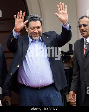 Le 19 avril 2009 - Port of Spain, Trinité-et-Tobago - le 19 avril 2009. Ralph Gonsalvez (c), le premier ministre de Saint-Vincent et les Grenadines, accueille les journalistes lorsqu'il a l'air de l'habitation pour la photo officielle du V Sommet des Amériques, tenu à Port of Spain, Trinité-et-Tobago. Du 17 au 19 avril 2009. Photo : Juan Carlos Hernandez Crédit : Juan Carlos Hernandez/ZUMA/Alamy Fil Live News Banque D'Images