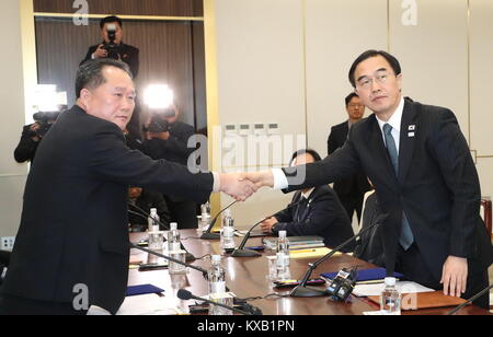 Séoul, Corée du Sud. Jan 9, 2018. Fils de Ri-gwon (L), président du Comité pour la réunification pacifique de la patrie de la République populaire démocratique de Corée (RPDC), serre la main avec le ministre de l'Unification sud-coréen Cho Myoung-gyon en paix House, un bâtiment de la Corée du Sud dans le village de trêve de Panmunjom, le 9 janvier 2018. Source : Xinhua/Alamy Live News Banque D'Images