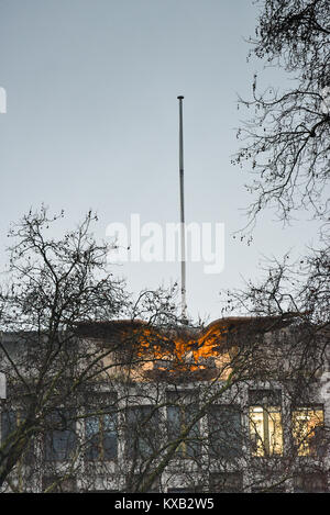 Grosvenor Square, London, UK. Jan 9, 2018. Le drapeau américain enlevés du toit de l'ambassade à Grosvenor Square avant les prochaines semaines passer à la nouvelle ambassade à Nine Elms Lane. Crédit : Matthieu Chattle/Alamy Live News Banque D'Images