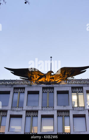 Grosvenor Square, London, UK. Jan 9, 2018. Le drapeau américain enlevés du toit de l'ambassade à Grosvenor Square avant les prochaines semaines passer à la nouvelle ambassade à Nine Elms Lane. Crédit : Matthieu Chattle/Alamy Live News Banque D'Images