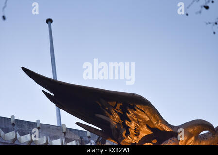 Grosvenor Square, London, UK. Jan 9, 2018. Le drapeau américain enlevés du toit de l'ambassade à Grosvenor Square avant les prochaines semaines passer à la nouvelle ambassade à Nine Elms Lane. Crédit : Matthieu Chattle/Alamy Live News Banque D'Images