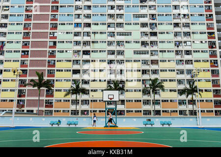 Hong Kong, Hong Kong SAR, Chine. 15 Sep, 2017. HONG KONG, CHINE. 8 août, 2016:Choi Hung Estate, un des plus vieux quartiers de Hong Kong. Il est situé dans le district de Wong Tai Sin Kowloon. Hong Kong. Vue de la station de métro Sheung Yee Road. Credit : Jayne Russell/ZUMA/Alamy Fil Live News Banque D'Images