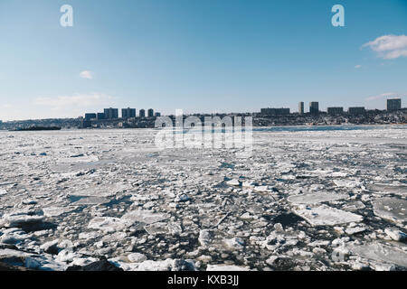 Manhattan, USA. Jan 9, 2018. Grande quantité de glace a vu le dégel sur la rivière Hudson, près du pont George Washington à Manhattan dans la ville de New York ce mardi, Janvier 9, 2018. Brésil : Crédit Photo Presse/Alamy Live News Banque D'Images