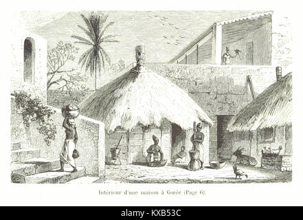 Vue intérieure d'une maison sur l'île de Gorée, au Sénégal, reflétant l'architecture historique, le design résidentiel et la vie quotidienne liée à la traite transatlantique des esclaves. Banque D'Images