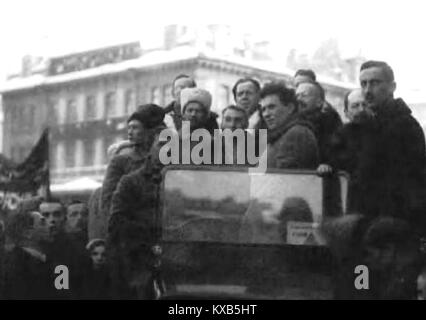 Photographie historique de Petrograd le 8 mars 1919, montrant Grimlund, Platten, Zinoviev, Eberlein, Steinhardt, Lunacharsky et Sadoul, des figures importantes de l'histoire soviétique. Banque D'Images