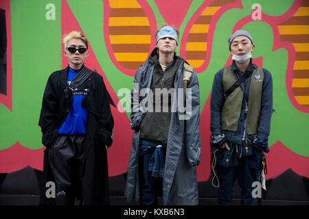 Radmuseum, gauche, chanteur sud-coréen, doyen et Aw styliste photo à l'extérieur de la BFC Garçon Show Space, Londres, au cours de l'automne/ hiver 2018 London Fashion Week Banque D'Images