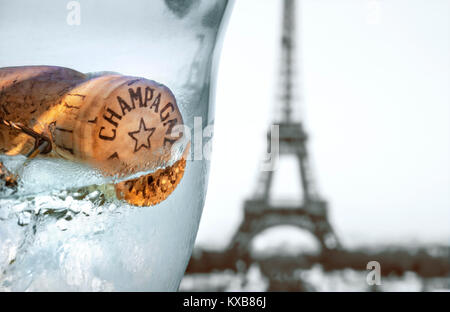 RETRO PARIS TOUR EIFFEL CHAMPAGNE bouchon de champagne français flottant dans ice avec Paris France Banque D'Images