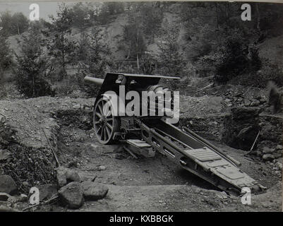 Le Belagerungskanone M.15 de 15 cm, un canon de siège allemand de la première Guerre mondiale, a été déployé à Harya près de la frontière roumaine en juin 1917, illustrant la technologie de l'artillerie en temps de guerre. Banque D'Images