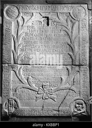 Photographie de l'église Jakobs (Sankt Jacobs Kyrka) en Suède, mettant en évidence les caractéristiques architecturales, l'importance historique et son rôle en tant que site religieux et communautaire. Banque D'Images