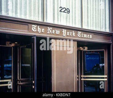 New York 1980s, entrée du journal New York Times, portes tournantes, 229 West 43rd Street, Manhattan, New York City, NY, NYC, ÉTATS-UNIS, Banque D'Images