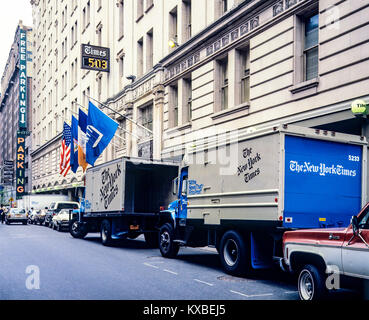 New York 1980s, The New York Times, camions de livraison de journaux garés dans la rue, 229 West 43rd Street, Manhattan, New York City, NY, NYC, ÉTATS-UNIS, Banque D'Images