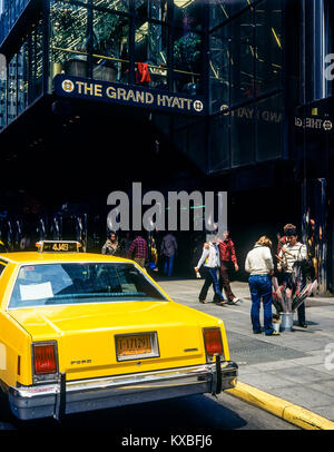 New York 1980s, taxi jaune, fleuriste, Grand Hyatt Hotel, East 42nd Street, Manhattan, New York City, NY, NYC, ETATS-UNIS, Banque D'Images