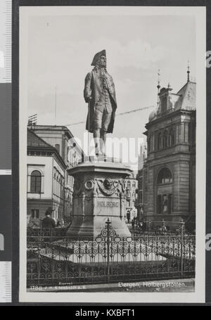 Holbergstøtten à Bergen, Norvège rend hommage à Ludvig Holberg (1684-1754) avec une statue érigée au XIXe siècle ; le monument se dresse dans le centre-ville et reflète l'influence de Holberg sur la littérature et la culture nordiques. Banque D'Images